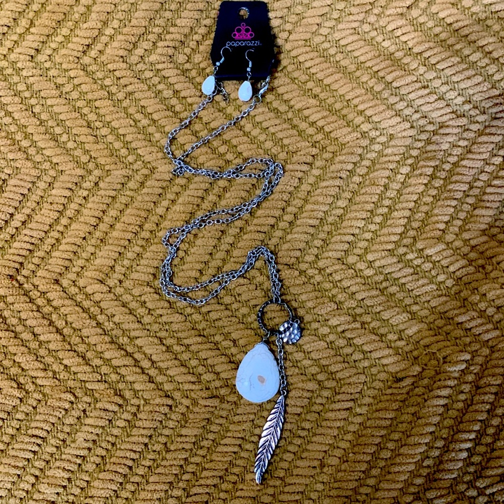 Necklacece and earring set
